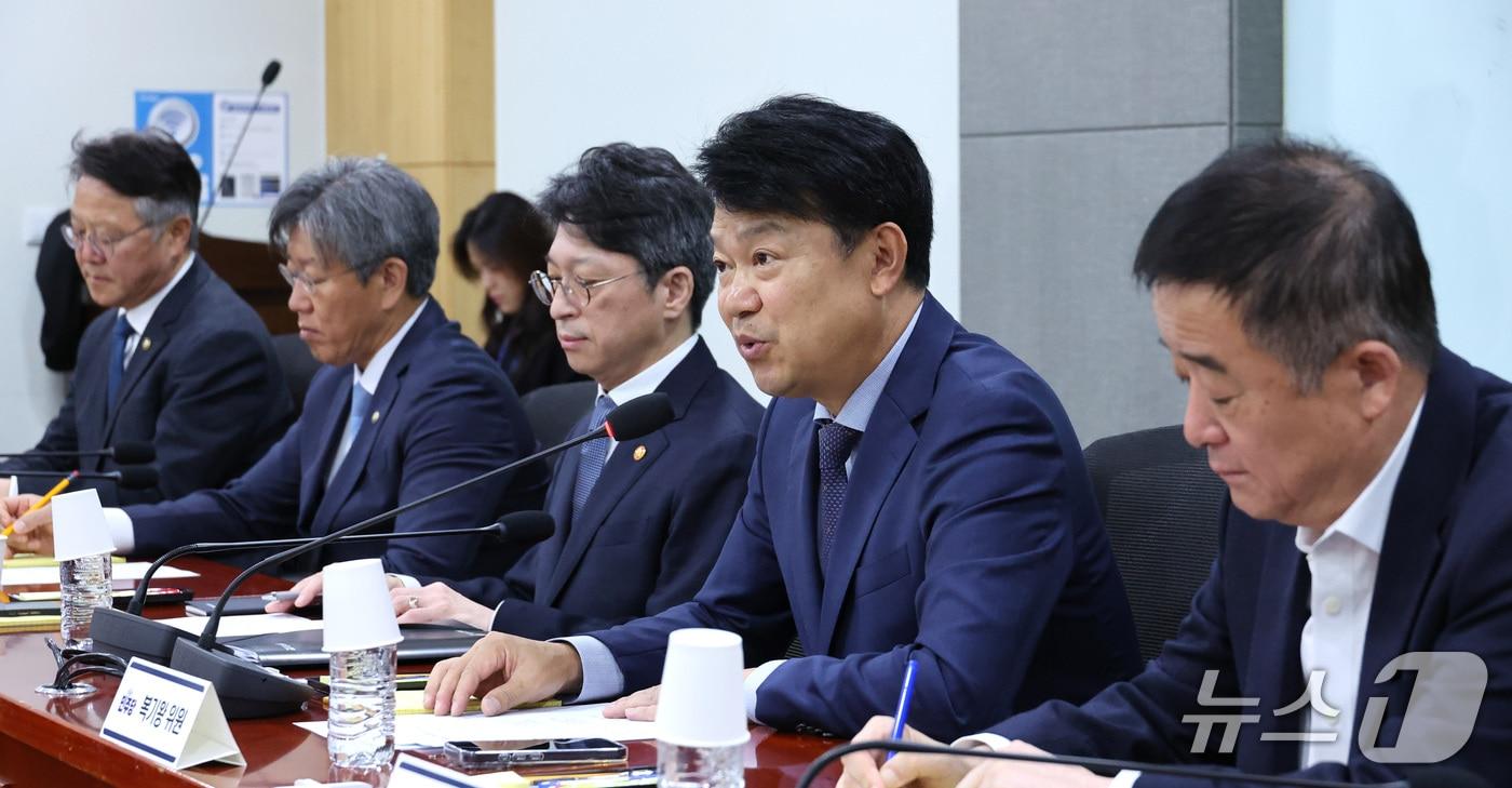 본문 이미지 - 국토교통위원회 여당 간사인 복기왕 더불어민주당 의원이 28일 서울 여의도 국회 의원회관에서 열린 국토교통부 당정협의에서 발언하고 있다. 2026.10.28 ⓒ 뉴스1 신웅수 기자
