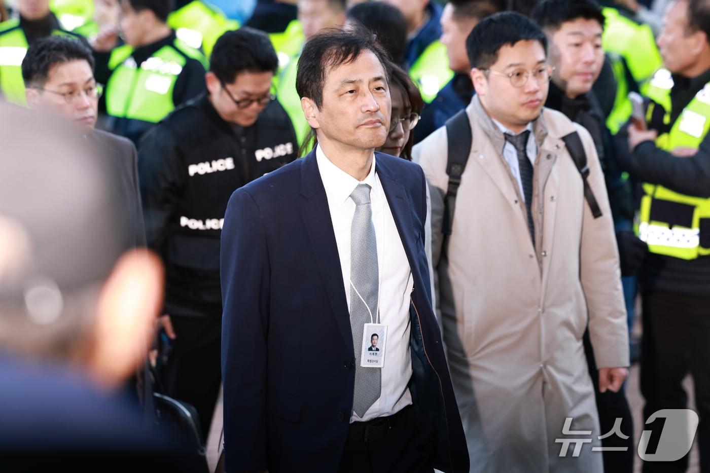 본문 이미지 - 6·3 지방선거 투표용지 부족사태 등을 수사하는 이태한 특별검사가 28일 투표지 247만여장의 위조 여부 등 검증을 위해 서울 송파구 올림픽공원 핸드볼경기장으로 진입하고 있다. 2026.10.28 ⓒ 뉴스1 구윤성 기자