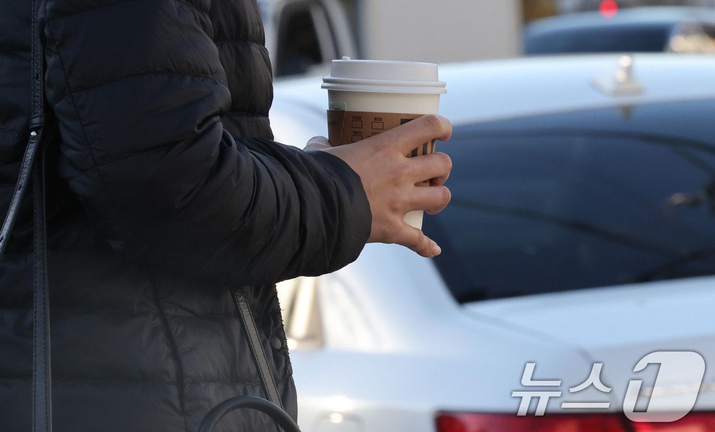 본문 이미지 - 아침 최저기온이 7도를 기록한 28일 전남광주 북구 오치동에서 시민들이 따뜻한 커피를 손에 들고 출근하고 있다. ⓒ 뉴스1 박지현 기자