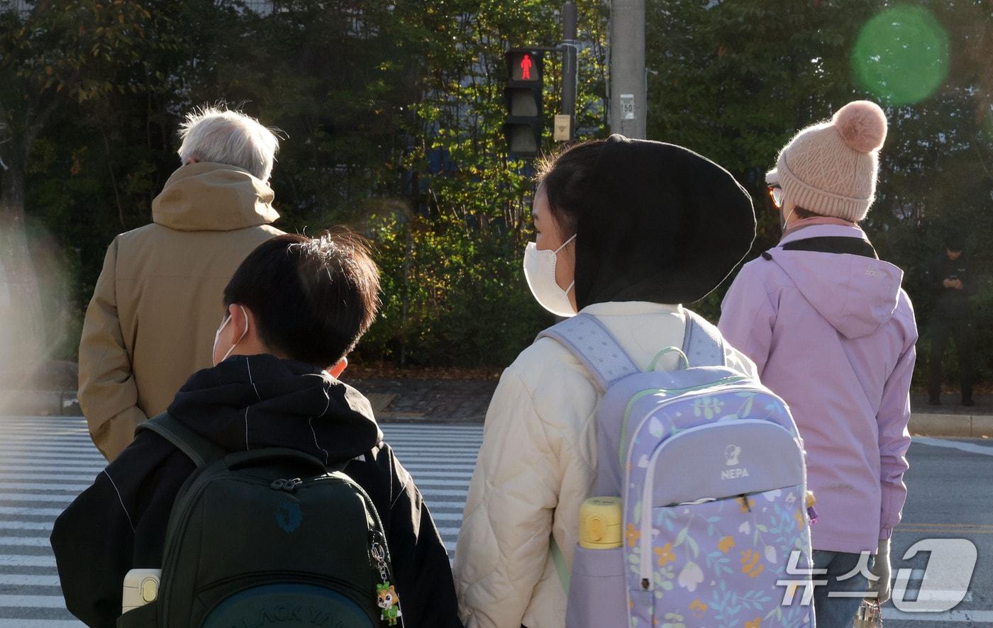 본문 이미지 - 아침 최저기온이 7도를 기록한 28일 전남광주 북구 오치동에서 시민들이 두터워진 옷차림으로 출근길에 나서고 있다. 2026.10.28 ⓒ 뉴스1 박지현 기자