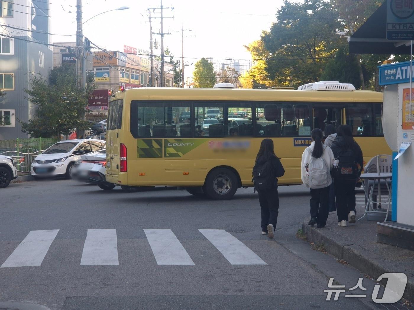 본문 이미지 - 설악산의 아침 기온이 전국 최저 수준인 -6.4도까지 떨어진 28일 강원 속초시 교동의 한 초등학교 인근 아파트 단지에 학생들이 패딩과 플리스 등 두터워진 옷차림을 하고 등교하고 있다. 2026.10.28/뉴스1 윤왕근 기자