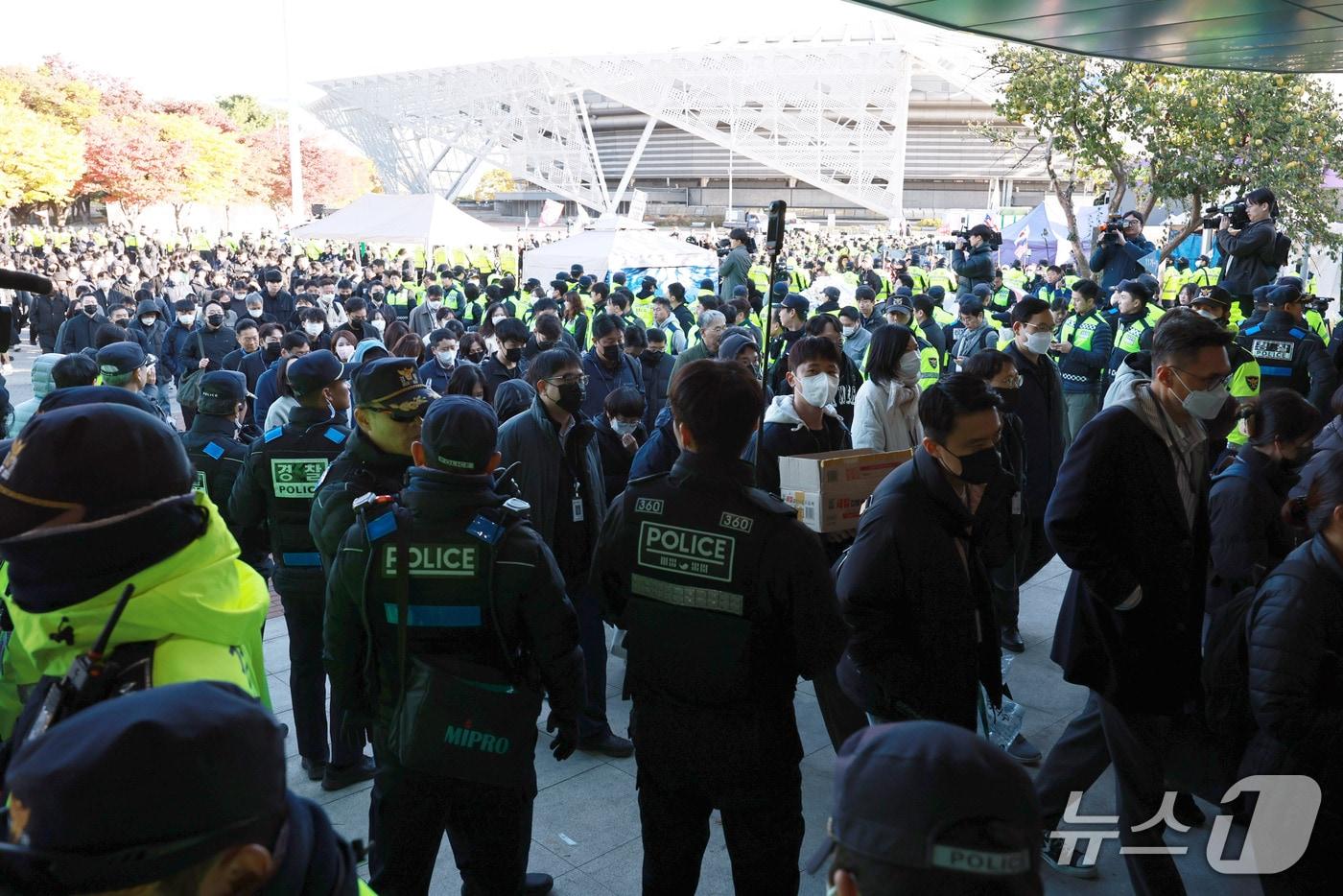 본문 이미지 - 6·3 지방선거 투표용지 부족사태 등을 수사하는 이태한 특별검사팀과 검증단이 28일 서울 송파구 올림픽공원 핸드볼경기장으로 진입하고 있다. 2026.10.28 ⓒ 뉴스1 구윤성 기자