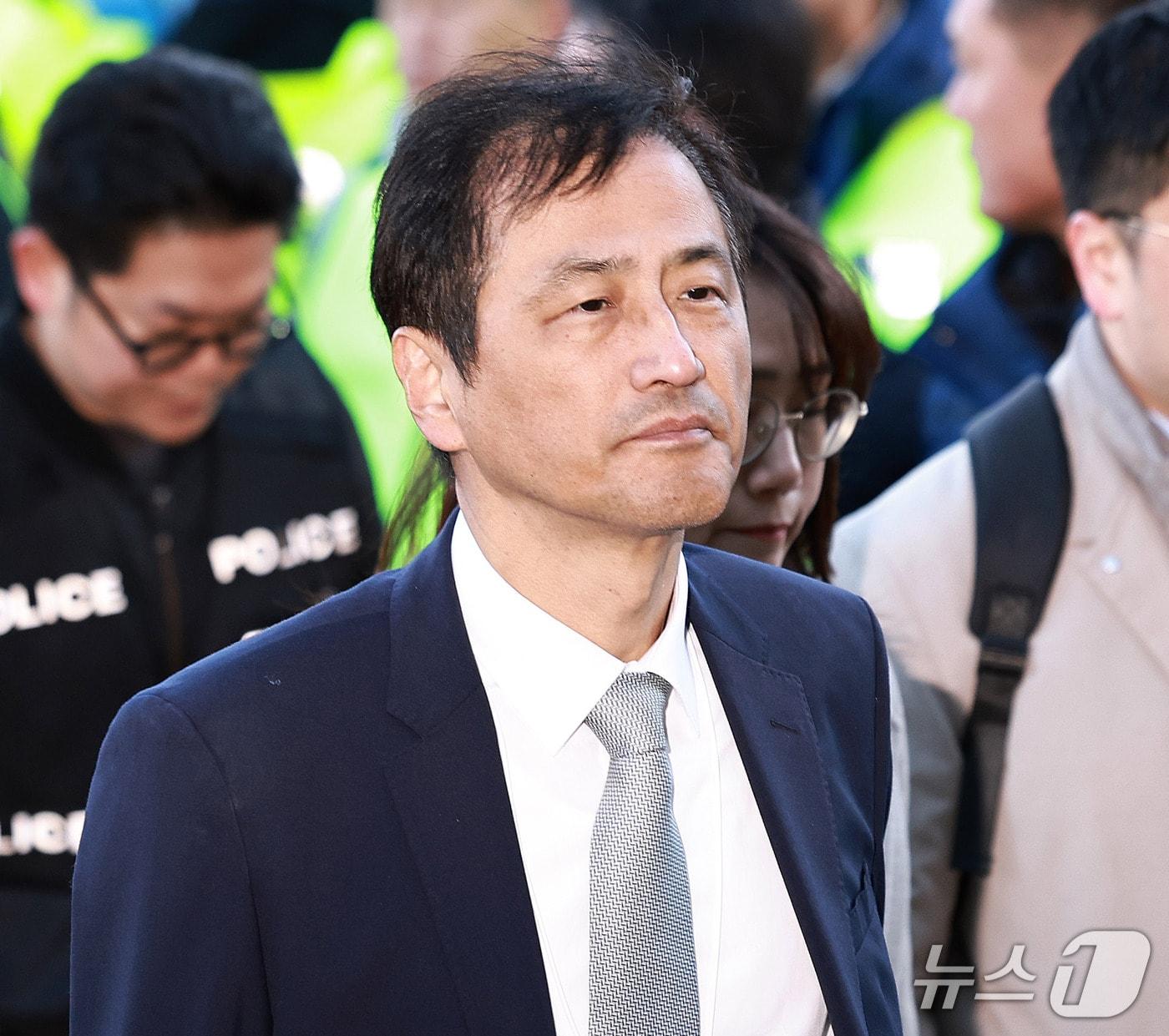 본문 이미지 - 6·3 지방선거 투표용지 부족 사태 등을 수사하는 이태한 특별검사가 투표지 247만 여 장의 위조 여부 등 검증을 위해 28일 서울 송파구 올림픽공원 핸드볼경기장으로 진입하고 있다. 2026.10.28 ⓒ 뉴스1 구윤성 기자