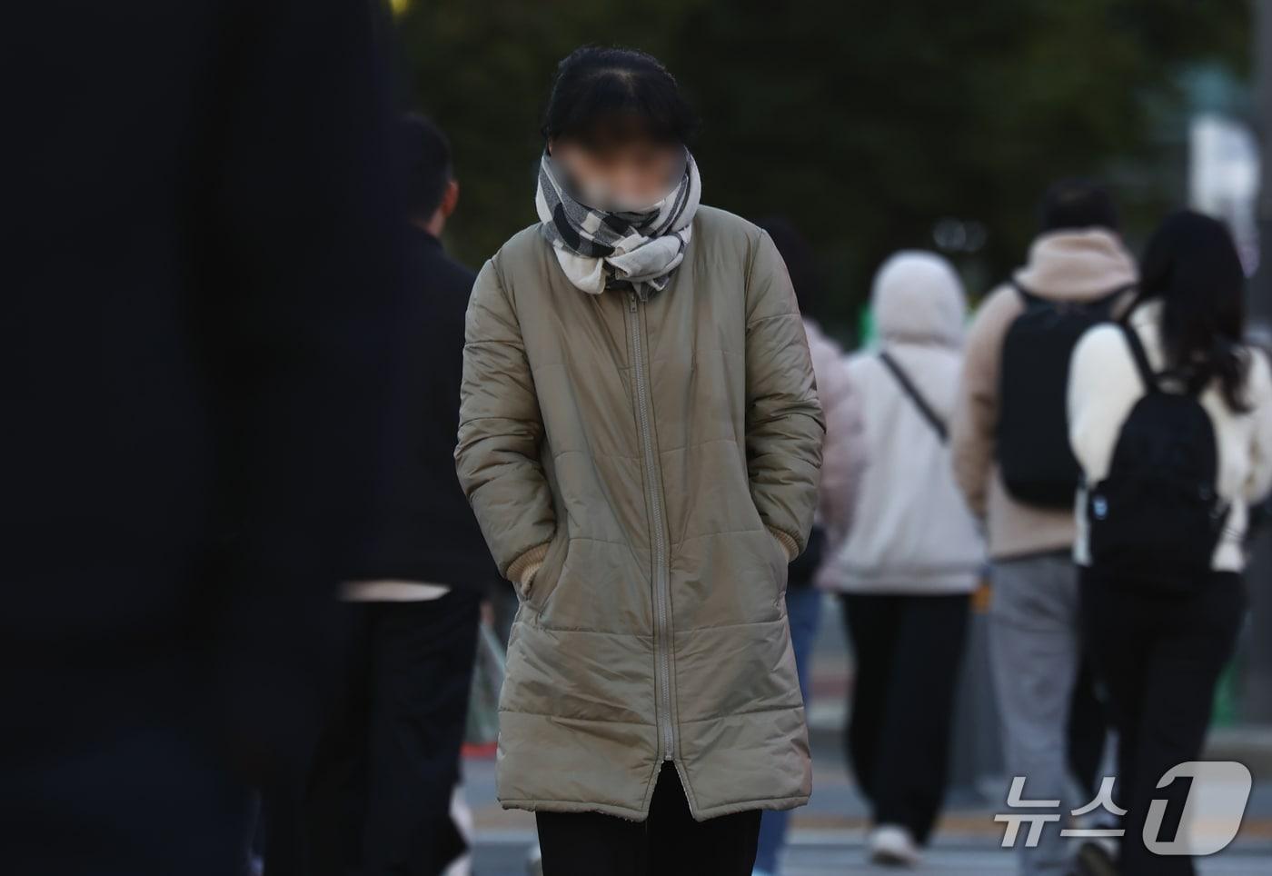본문 이미지 - 수도권을 제외한 전국 대부분 지역에 한파 특보가 내려진 28일 오전 서울 종로구 세종대로 사거리에서 시민들이 몸을 움츠린채 발걸음을 옮기고 있다. 2026.10.28 ⓒ 뉴스1 김민지 기자