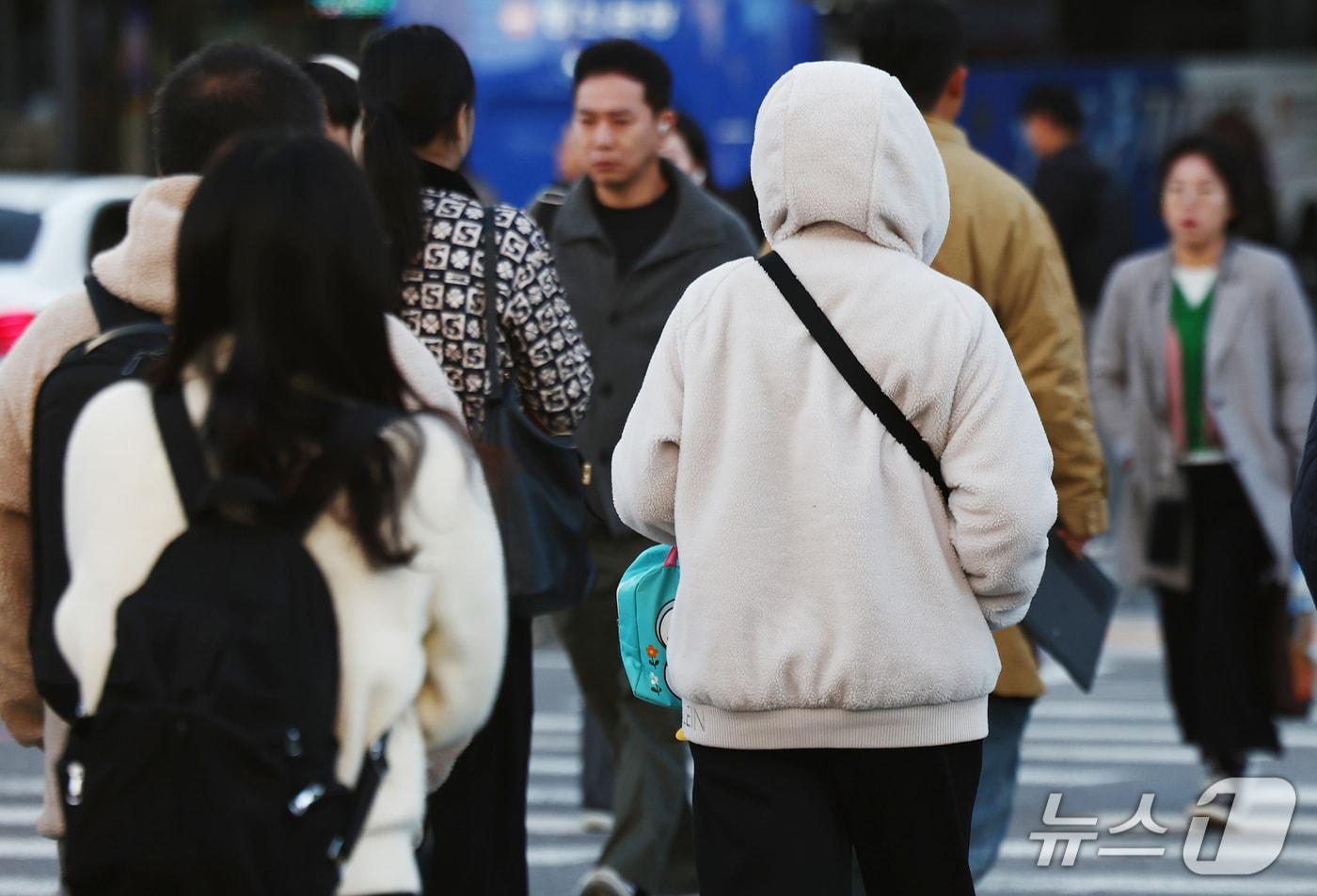 본문 이미지 - 수도권을 제외한 전국 대부분 지역에 한파 특보가 내려진 28일 오전 서울 종로구 세종대로 사거리에서 시민들이 두꺼운 외투를 입고 발걸음을 옮기고 있다. 2026.10.28 ⓒ 뉴스1 김민지 기자