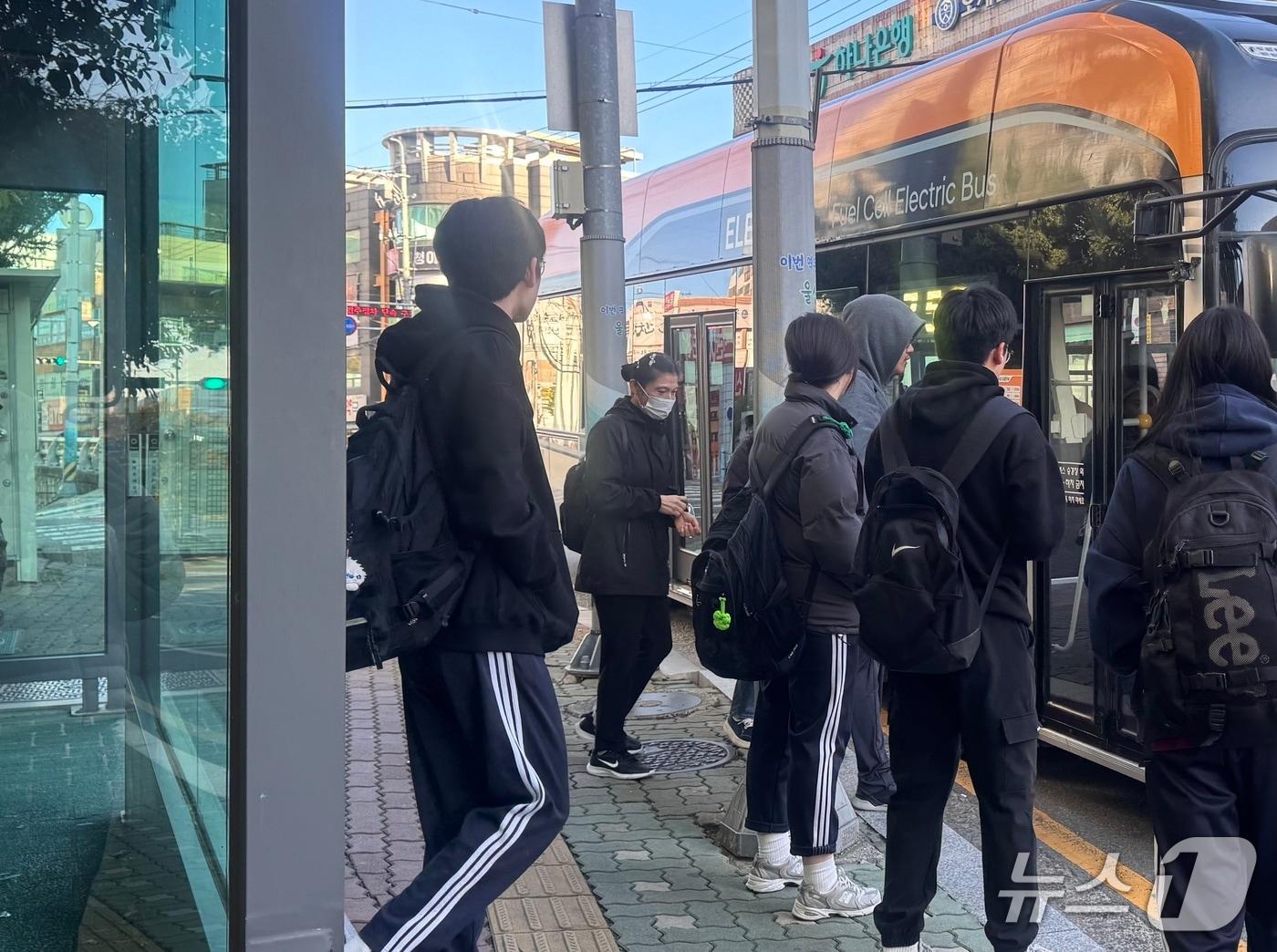 본문 이미지 - 28일 오전 울산 북구 신천동의 한 버스정류장 앞에 시민들이 주머니에 손을 넣은 채 버스를 기다리고 있다. 2026.10.28 ⓒ 뉴스1 김세은 기자