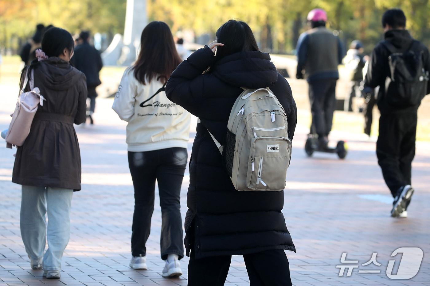 본문 이미지 - 28일 오전 경북 경산시 영남대에서 두꺼운 옷차림의 등굣길 학생들 사이로 롱패딩을 챙겨입은 한 학생이 발걸음을 재촉하고 있다. 2026.10.28 ⓒ 뉴스1 공정식 기자