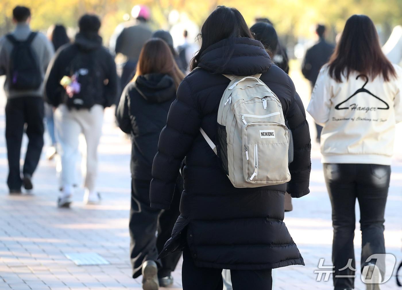 본문 이미지 - 기습 한파가 닥친 28일 오전 경북 경산시 영남대에서 두꺼운 옷차림의 등굣길 학생들 사이로 롱패딩을 챙겨입은 한 학생이 발걸음을 재촉하고 있다. 2026.10.28 ⓒ 뉴스1 공정식 기자