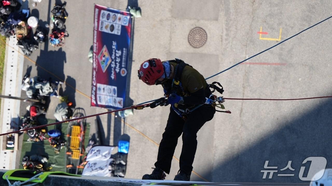 본문 이미지 - 제4회 ONE TEAM ROPE RESCUE 경연대회에서 로프 설치 및 운용 과제를 수행 중인 구조대원의 모습