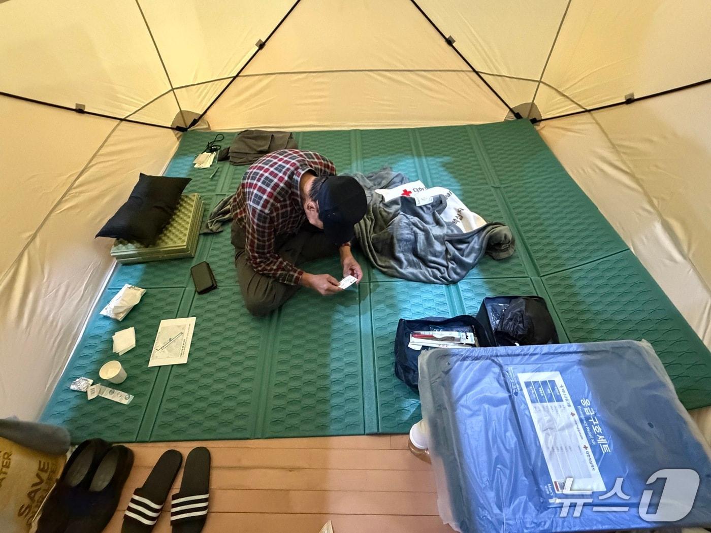 본문 이미지 - 28일 서울 강남구 개포중학교 체육관에 마련된 구룡마을 이재민 대피소 텐트 내부. 27일 오후 3시 50분쯤 강남구 구룡마을 2지구에서 발생한 화재는 약 12시간 49분 만에 완진됐다.2026.10.28.ⓒ 뉴스1 신은빈 기자