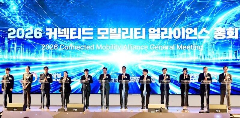 본문 이미지 - 티맵모빌리티가 인천광역시, 한국자동차연구원 및 AI 커넥티드카 분야 선도기업들과 'AI 커넥티드카 기술개발 협력 및 인천 미래 AI 모빌리티 거점 조성을 위한 업무협약'을 27일 체결했다. (티맵모빌리티 제공)