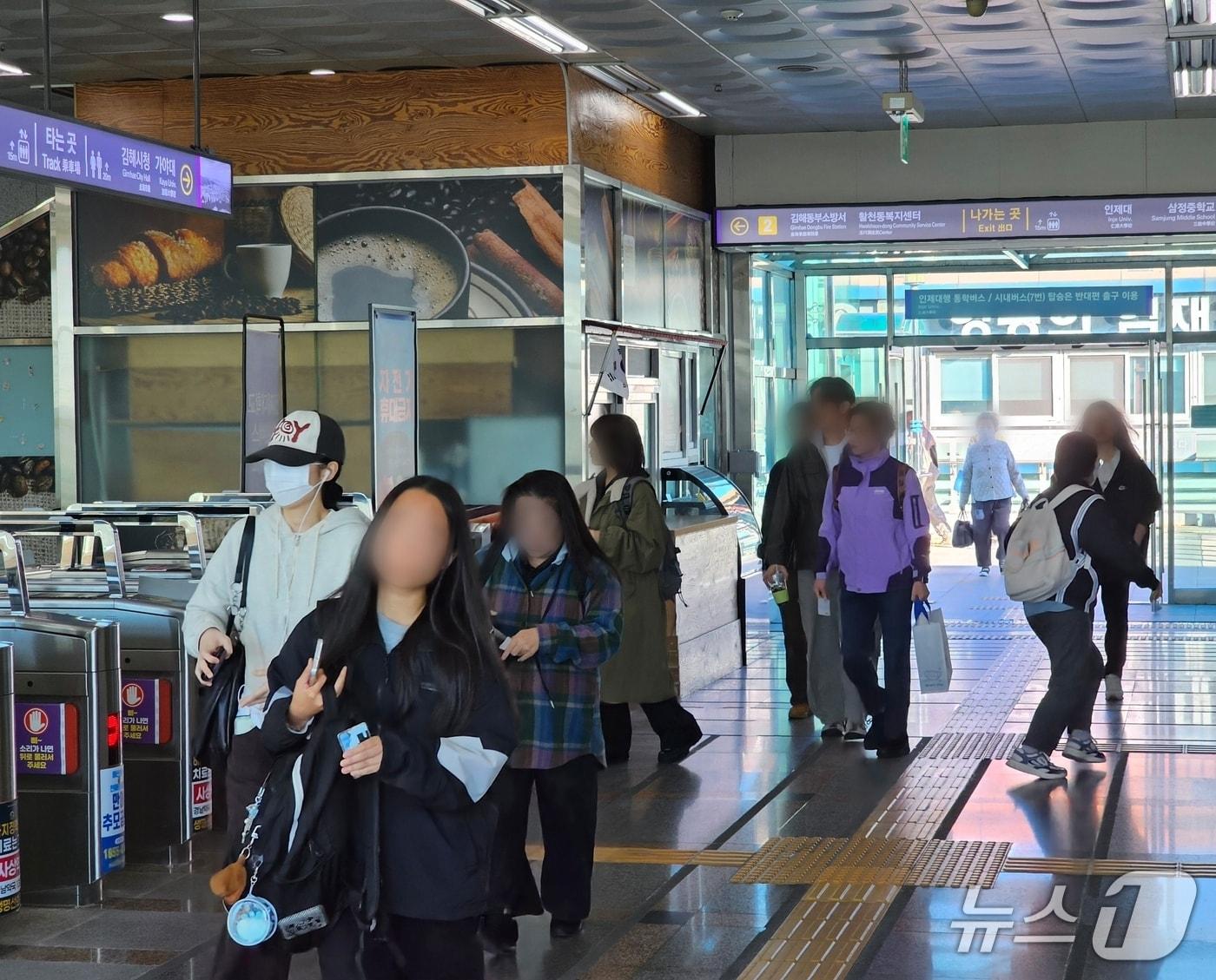 본문 이미지 - 28일 오전 김해시 어방동 부산김해경전철 인제대역에서 시민들이 두꺼운 외투를 입은 채 발걸음을 옮기고 있다. 2026.10.28 ⓒ 뉴스1 박민석 기자
