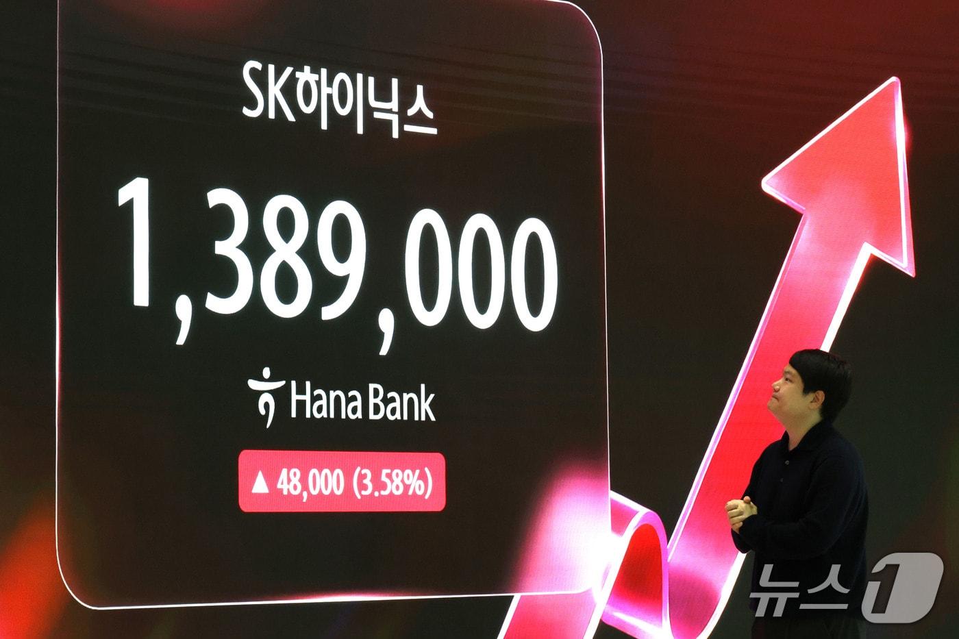 본문 이미지 - 28일 오전 서울 중구 하나은행 본점 딜링룸에 3분기 실적을 발표한 SK하이닉스 주가가 표시돼 있다. 2026.10.28 ⓒ 뉴스1 이광호 기자