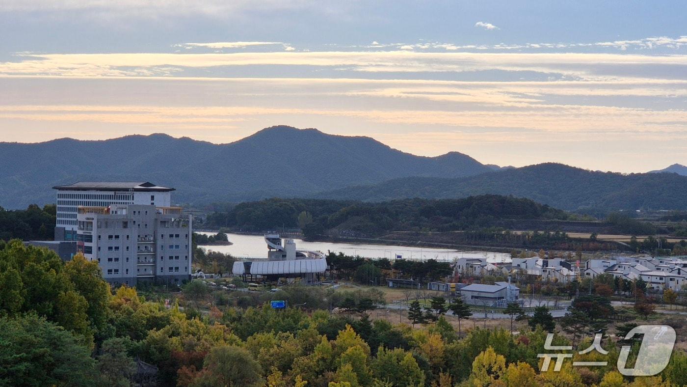 본문 이미지 - 경북도청신도시의 수변 명소인 호민지 일대가 체류형 관광 거점으로 변화를 꾀하고 있다. 경북도청신도시 호민지 전경 ⓒ 뉴스1 김대벽 기자