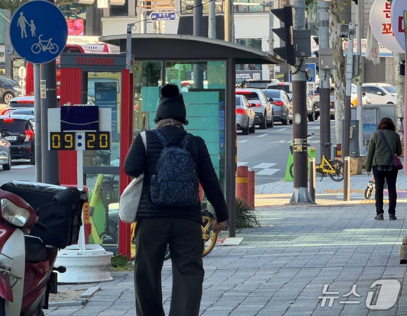본문 이미지 - 한 시민이 털모자를 쓰고 갑작스럽게 찾아온 추위를 피하고 있다.2026.10.28/뉴스1
