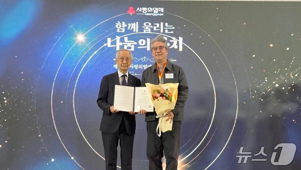 본문 이미지 - 27일 광양제철소 관계자가 서울 KBS 공개홀에서 열린 2026 사랑의열매 기부자 가치의 밤에서 '기부 물적부문 대상'을 수상한 뒤 기념촬영을 하고 있다.(광양제철소 제공) 
