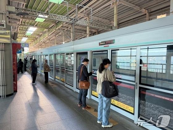 본문 이미지 - 28일 오전 강원 춘천시 남춘천역에서 시민들이 두꺼운 옷을 입고 열차를 기다리고 있다. 2026.10.28 /뉴스1 한귀섭 기자