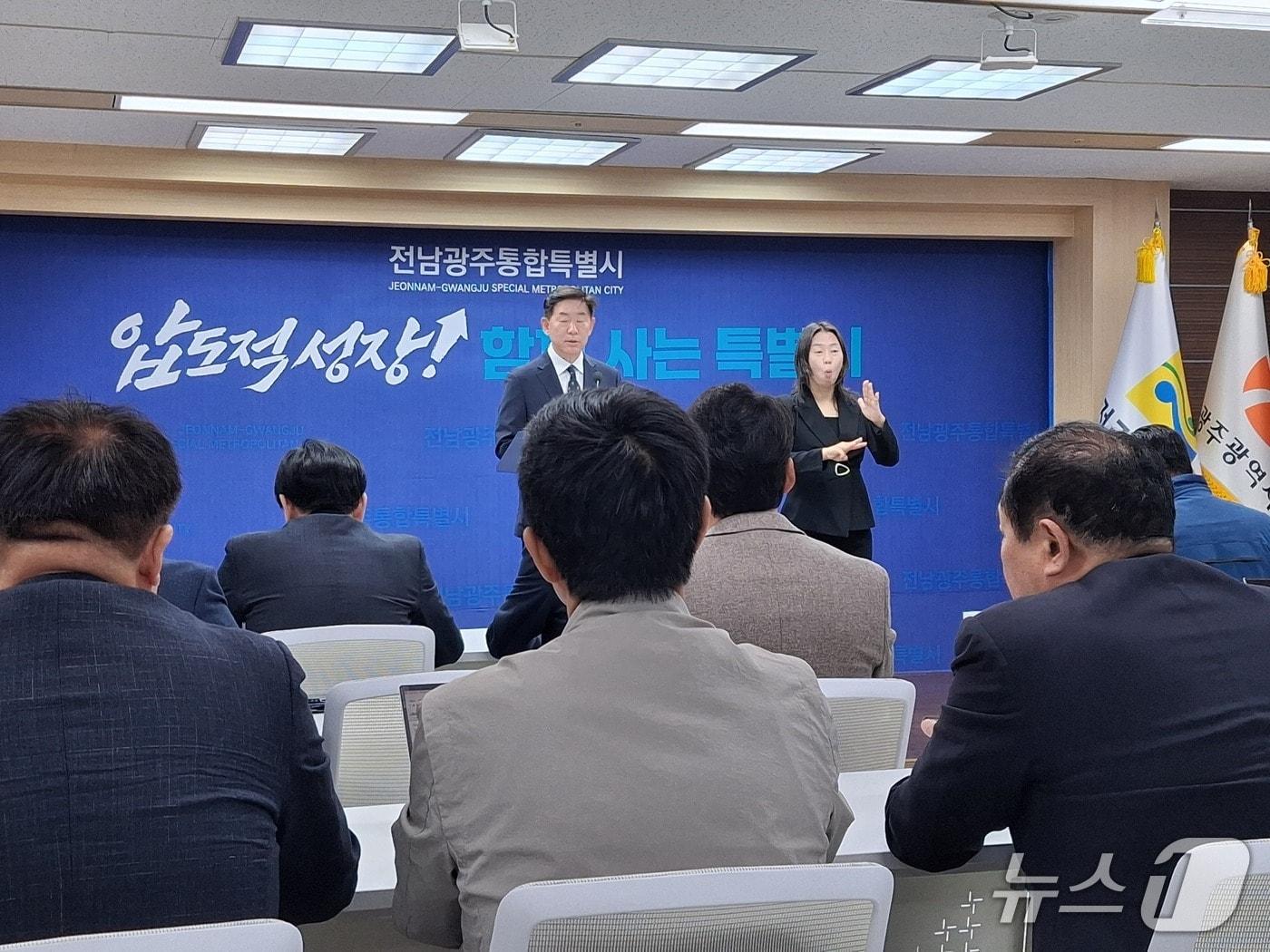 본문 이미지 - 백승주 전남광주통합특별시 균형발전부시장이 28일 무안청사에서 무상급식과 관련된 브리핑을 하고 있다.2026.10.28/뉴스1