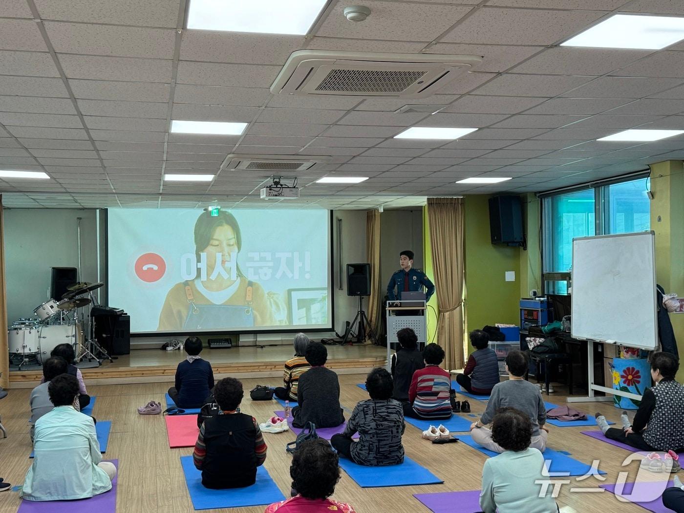 본문 이미지 - 지난 27일 홍성경찰서가 어르신을 대상으로 보이스피싱 예방 교육을 진행 중인 모습. (홍성경찰서 제공. 재판매 및 DB 금지) / 뉴스1
