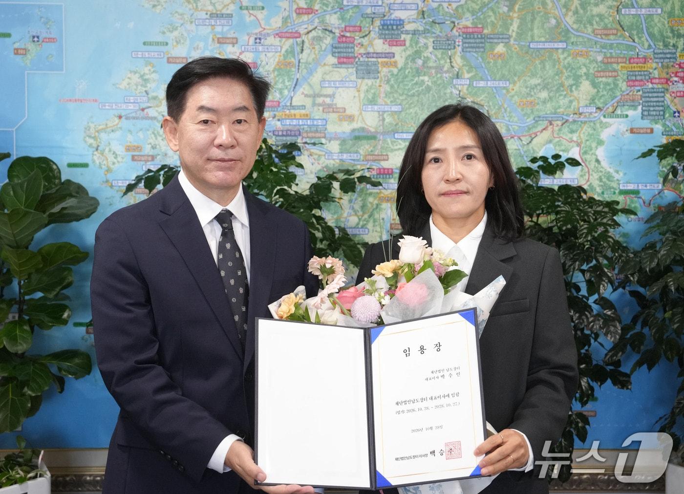 본문 이미지 - 백승주 전남광주통합특별시 균형발전부시장이 28일 무안청사 집무실에서 박수인 재단법인 남도장터 대표이사 임용장을 수여하고 기념촬영을 하고 있다.(전남광주통합특별시 제공. 재판매 및 DB금지) 2026.10.28 /뉴스1