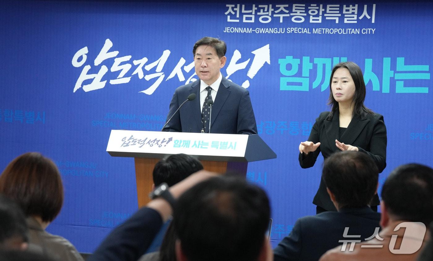 본문 이미지 - 백승주 전남광주통합특별시 균형발전부시장이 28일 무안청사 브리핑룸에서 전남광주통합특별시 학교무상급식 지원예산 제2회 추경예산 반영 결정과 관련해 발표를 하고 있다.(전남광주통합특별시 제공. 재판매 및 DB금지) 2026.10.28/뉴스1