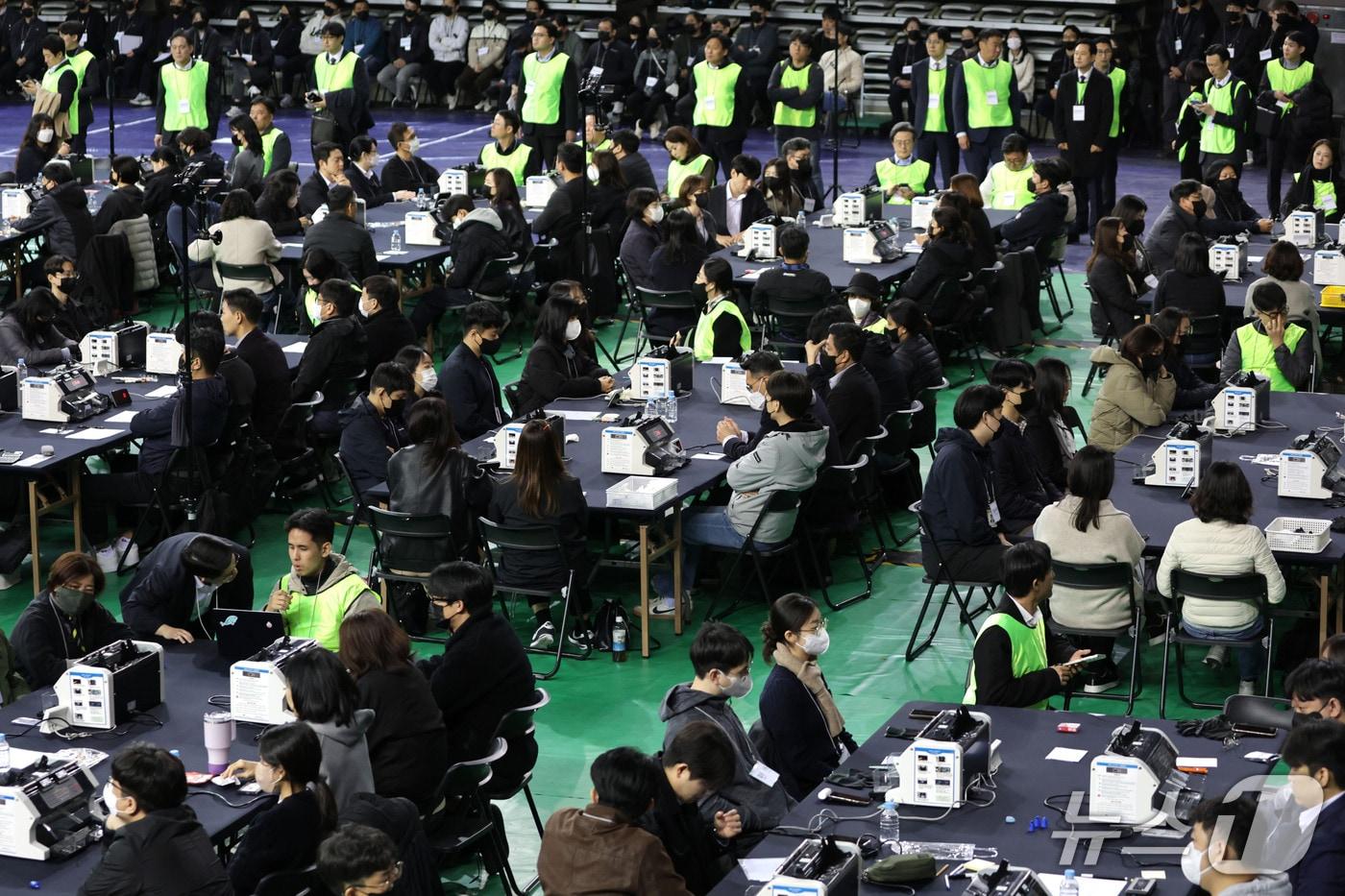 본문 이미지 - 28일 서울 송파구 올림픽공원 핸드볼경기장에서 이태한 선거관리위원회 특별검사팀 관계자, 사무원, 참관단이 6·3 지방선거 투표용지 공개검증을 준비하고 있다. 2026.10.28 ⓒ 뉴스1 사진공동취재단