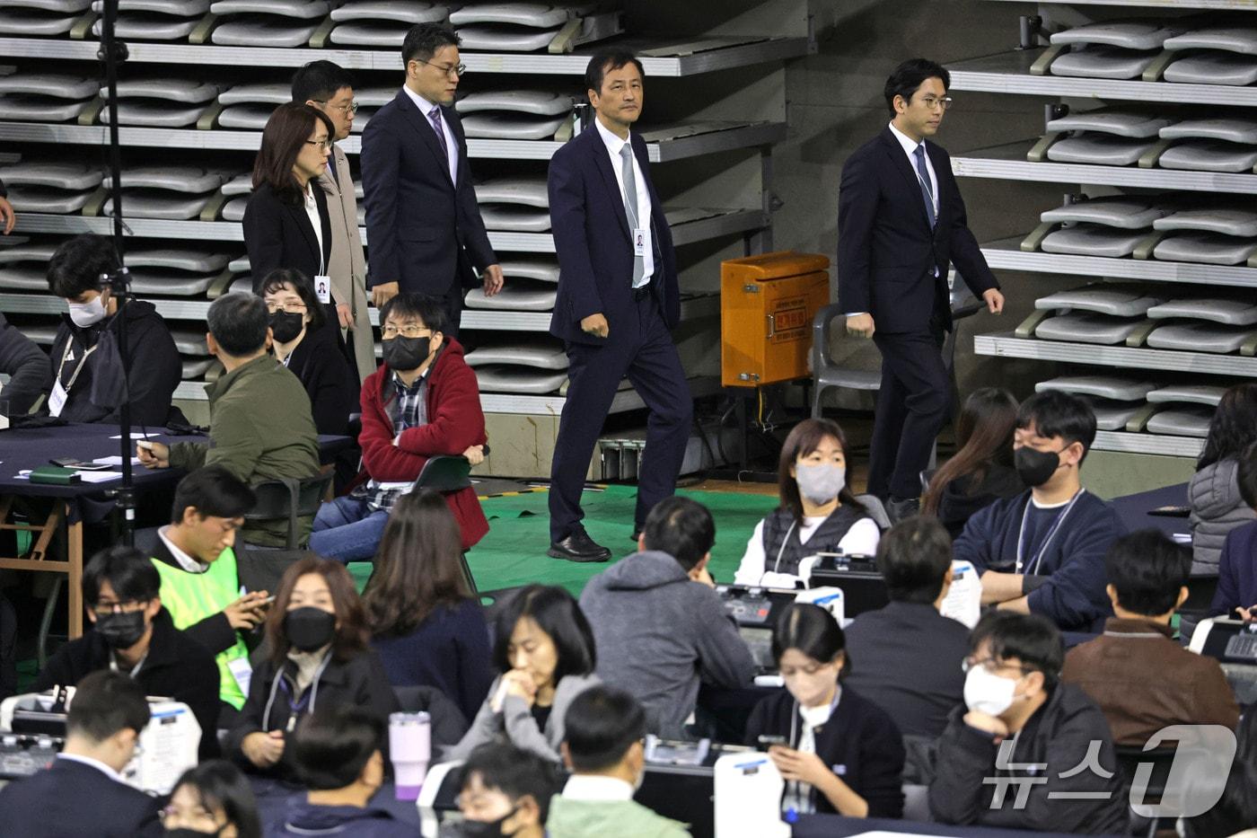 본문 이미지 - 이태한 선거관리위원회 특별검사가 28일 선관위 특검의 6·3 지방선거 투표용지 공개검증이 열리는 서울 송파구 올림픽공원 핸드볼경기장에 들어서고 있다. 2026.10.28 ⓒ 뉴스1 사진공동취재단