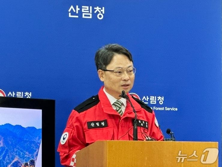 본문 이미지 - 박은식 산림청장이 28일 정부대전청사에서 열린 기자 브리핑을 통해 '2026년 가을철 산불방지 대책'에 대해 설명하고 있다. /뉴스1 @News1 박찬수 기자