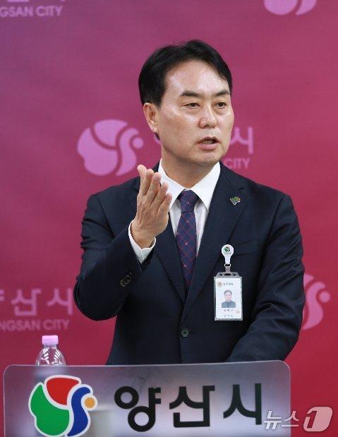 본문 이미지 - 오형구 양산시 행정국장이 28일 시청 브리핑룸에서 기자회견을 갖고 기자들의 질문에 답하고 있다. 2026.10.28/뉴스1 ⓒ News1 임순택 기자