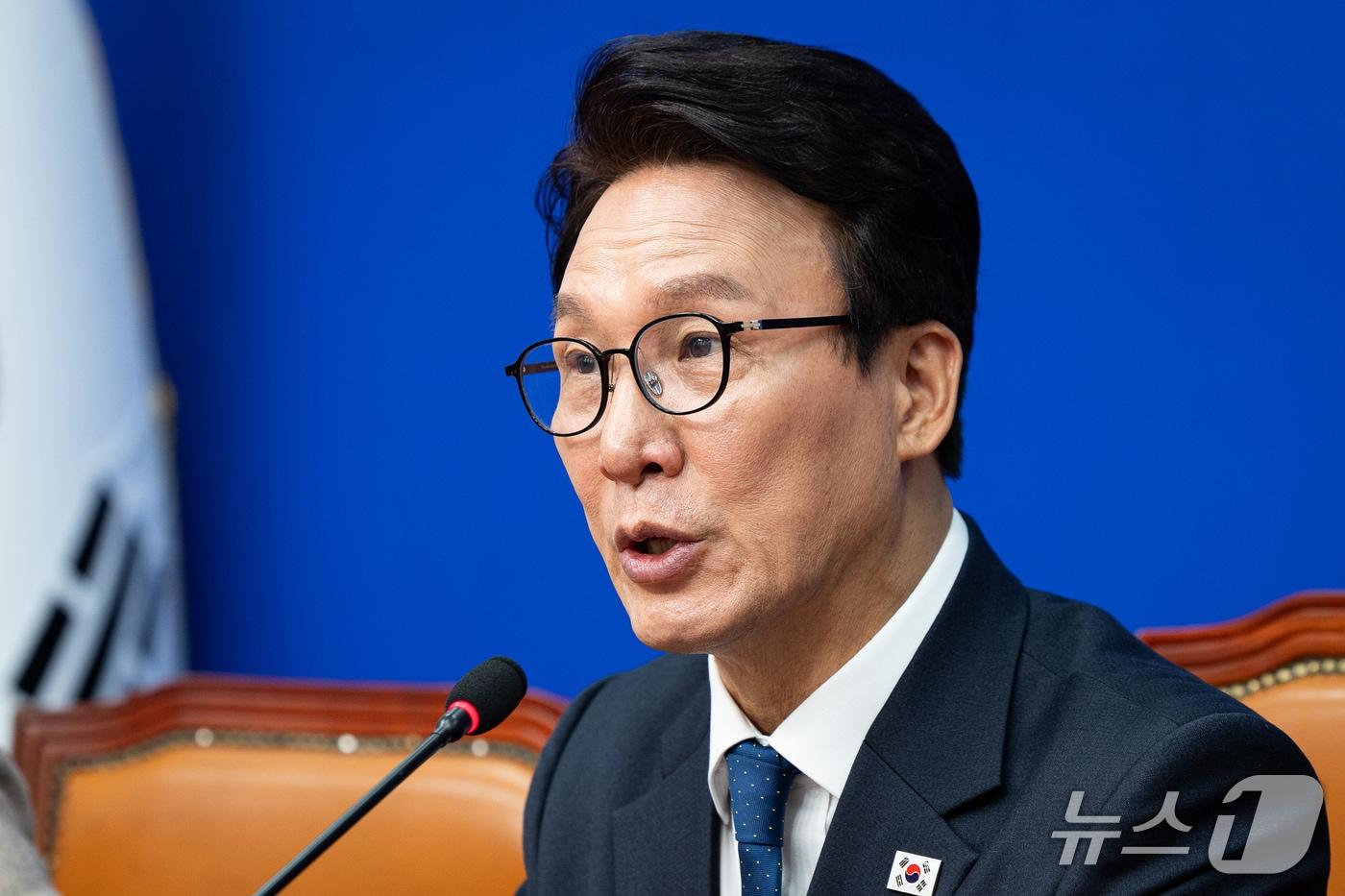 본문 이미지 - 김민석 더불어민주당 대표가 28일 서울 여의도 국회에서 열린 최고위원회의에서 발언하고 있다. 2026.10.28 ⓒ 뉴스1 유승관 기자
