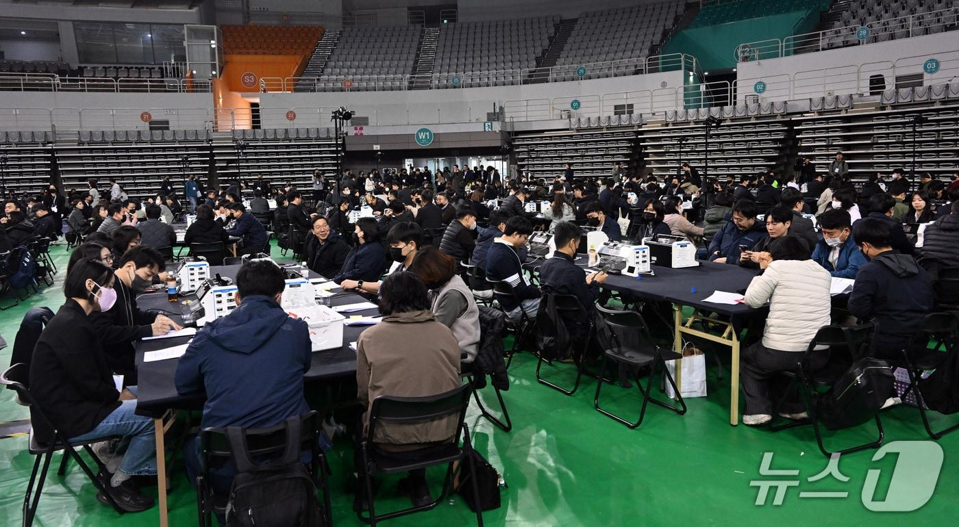 본문 이미지 - 28일 오전 서울 송파구 올림픽공원 핸드볼경기장 앞에서 열린 선관위 특검 올림픽공원 현장 검증에서 관계자들이 현장 검증을 준비하고 있다. 2026.10.28 ⓒ 뉴스1 사진공동취재단