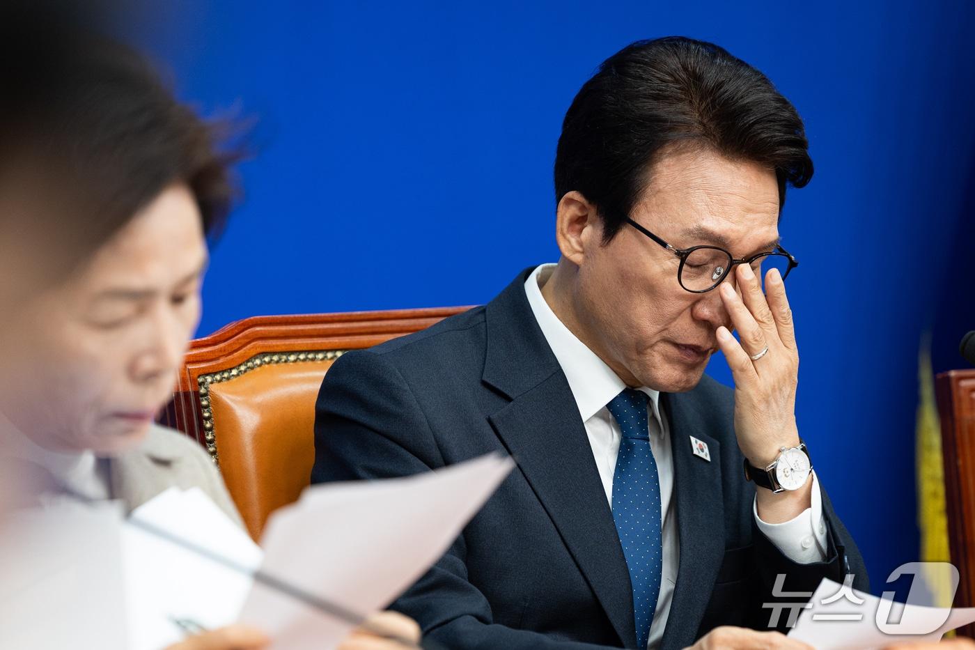 본문 이미지 - 김민석 더불어민주당 대표가 28일 서울 여의도 국회에서 열린 최고위원회의에서 안경을 고쳐 쓰고 있다. 2026.10.28 ⓒ 뉴스1 유승관 기자