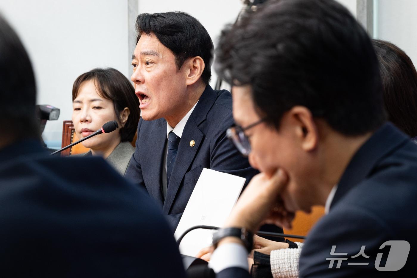 본문 이미지 - 한민수 더불어민주당 최고위원이 28일 서울 여의도 국회에서 열린 최고위원회의에서 발언하고 있다. 2026.10.28 ⓒ 뉴스1 유승관 기자