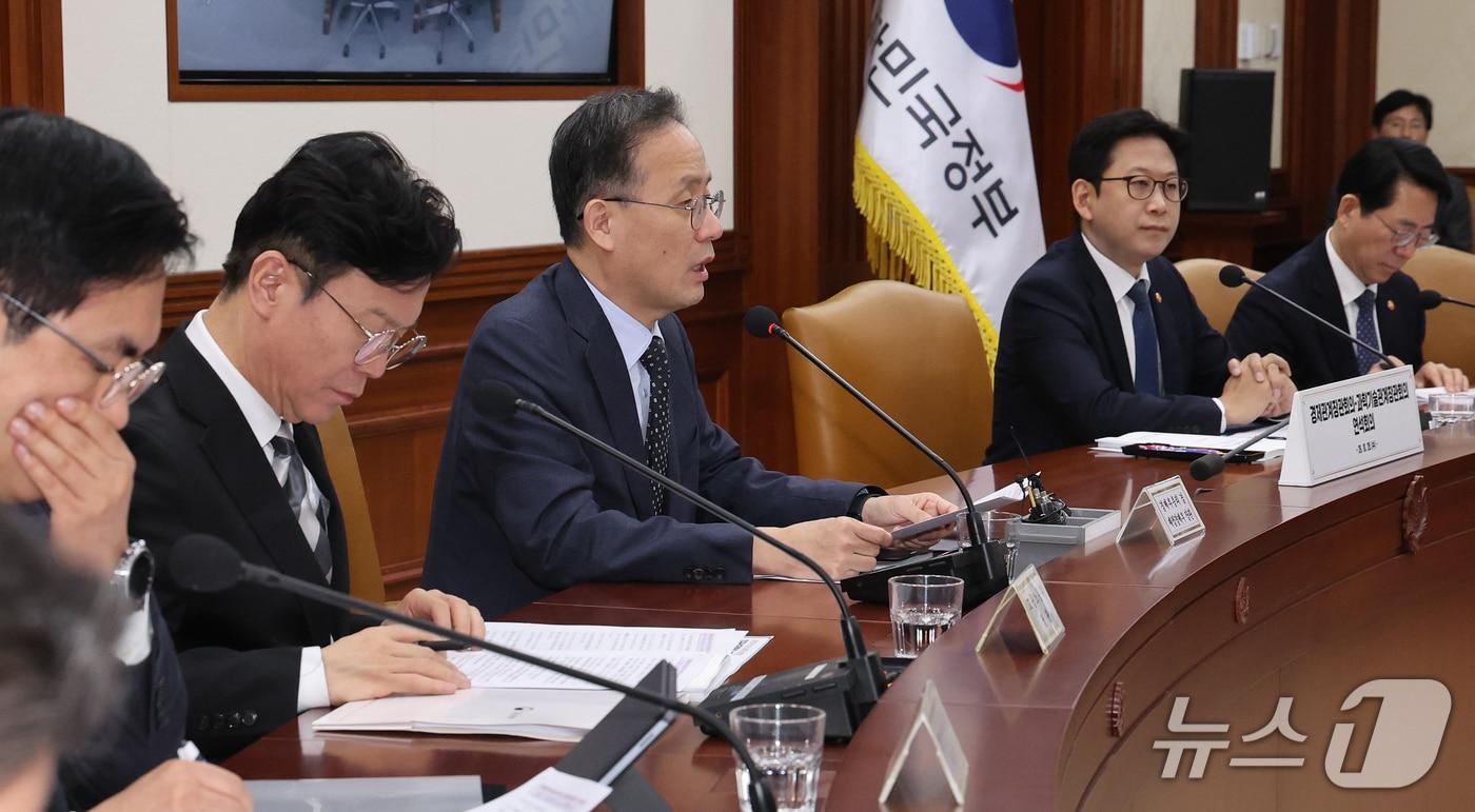 본문 이미지 - 이형일 재정경제부 장관 겸 부총리가 28일 서울 종로구 정부서울청사에서 열린 '경제관계장관회의 및 '과학기술관계장관회의 연석회의에서 모두 발언하고 있다. 2026.10.28 ⓒ 뉴스1 이종덕 기자