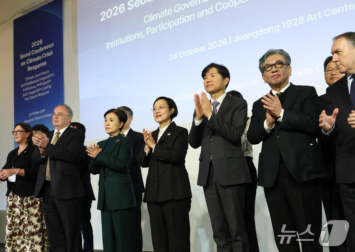 본문 이미지 - 한성숙 국무총리가 28일 서울 중구 정동 1928 아트센터에서 열린 2026 기후위기 대응 글로벌 협력 컨퍼런스 개회식에서 참석자들과 기념촬영을 하고 있다. 2026.10.28 ⓒ 뉴스1 오대일 기자