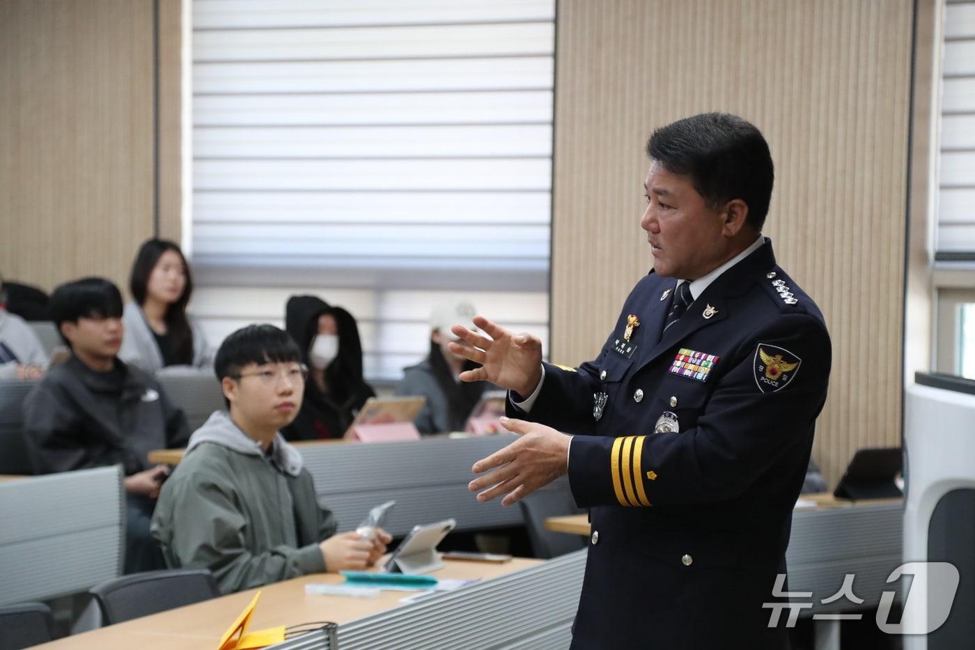 본문 이미지 - 한림성심대가 박재삼 춘천경찰서장을 초청해 특강을 열었다.(한림성심대학교 제공. 재판매 및 DB 금지)/뉴스1