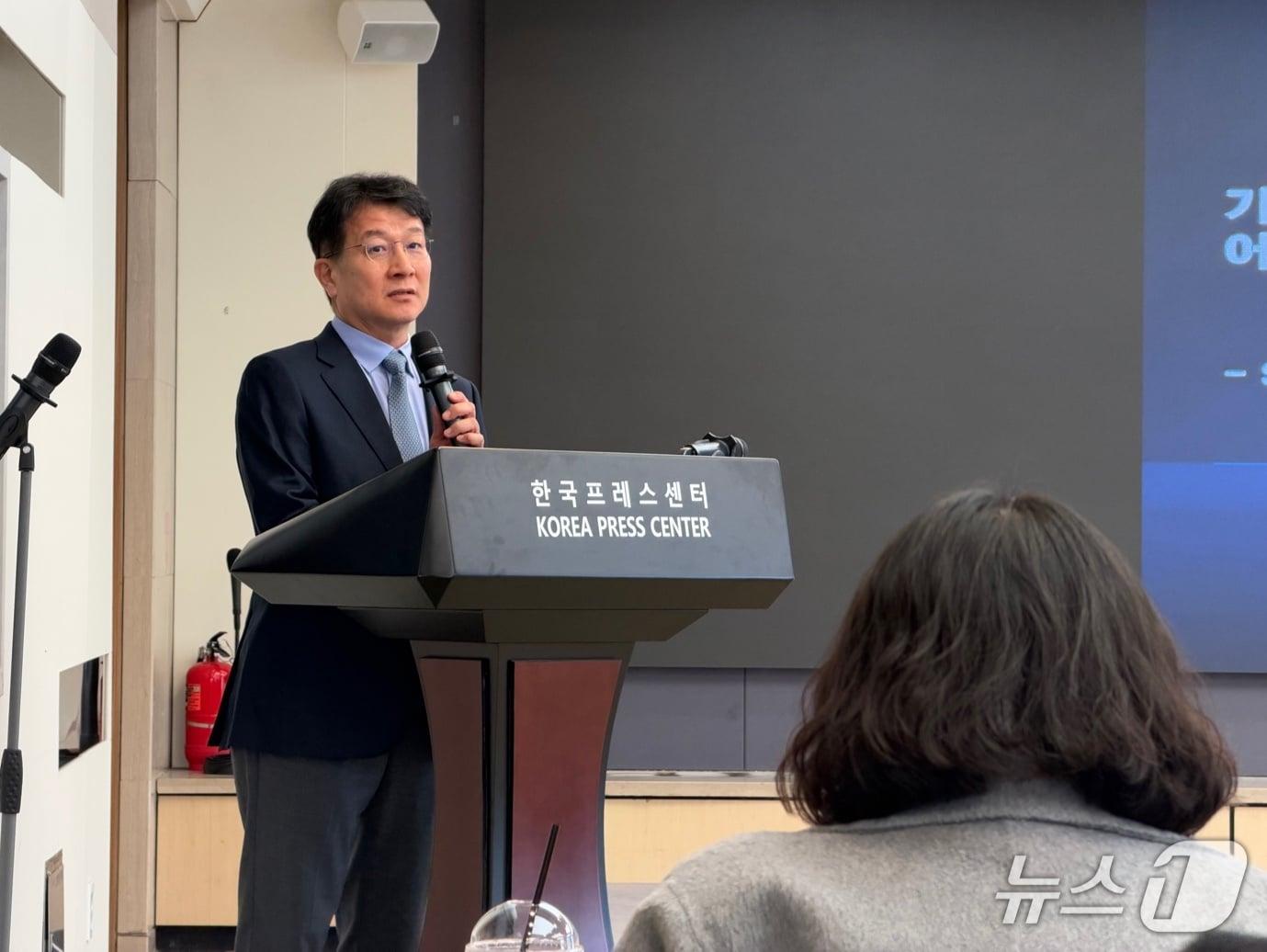 본문 이미지 - 신민수 한양대 교수가 28일 서울 중구 프레스센터에서 열린 '기업의 경영 위기와 대응' 세미나에서 발표를 하고 있다. ⓒ 뉴스1 이민주 기자