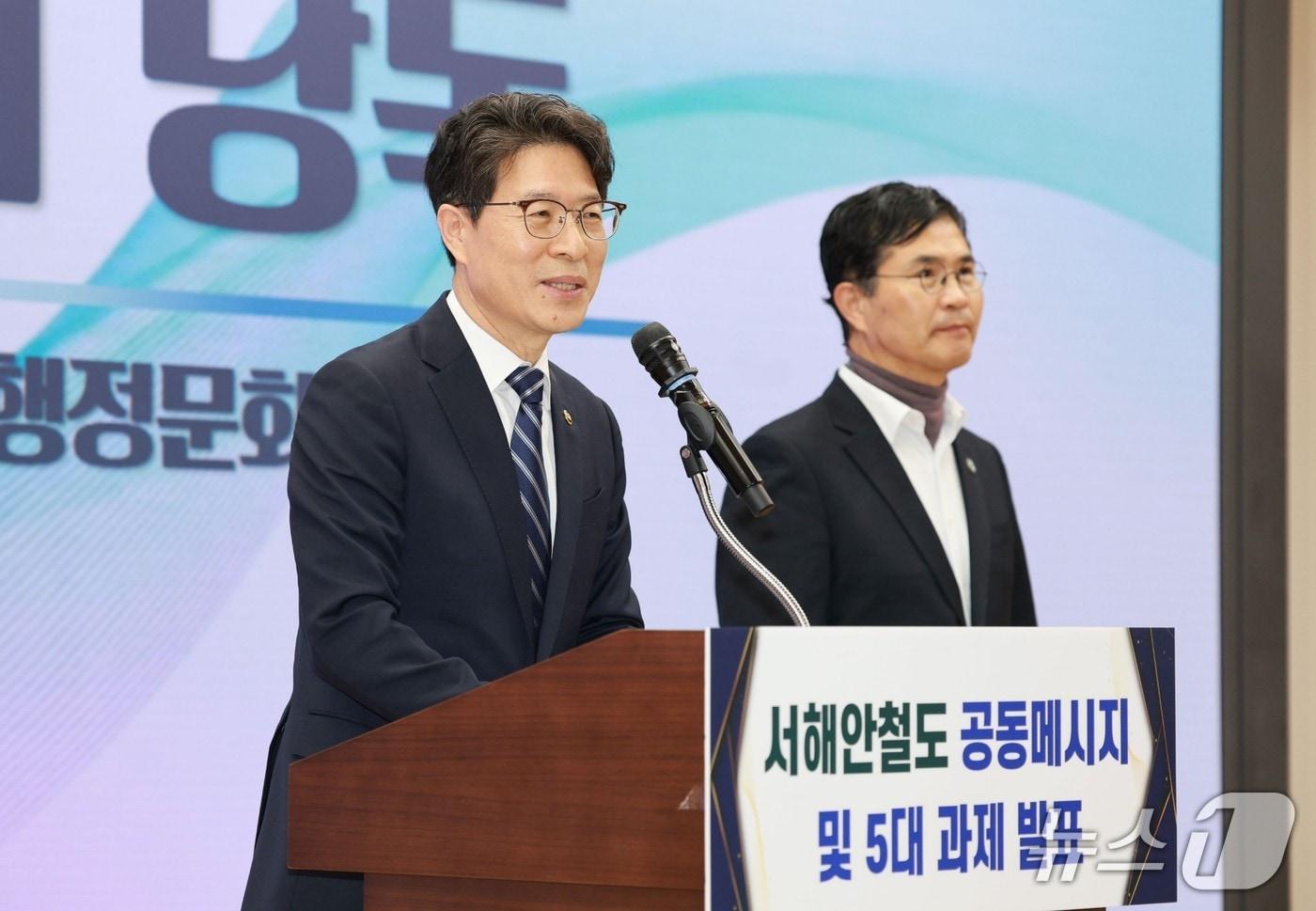 본문 이미지 - 황기연 전남광주통합특별시 행정문화부시장이 28일 서울 국회의원회관에서 열린 '서해안철도 공동메시지 및 5대 과제 발표' 행사에서 발언하고 있다.(전남광주통합특별시 제공.) 2026.10.28/뉴스1