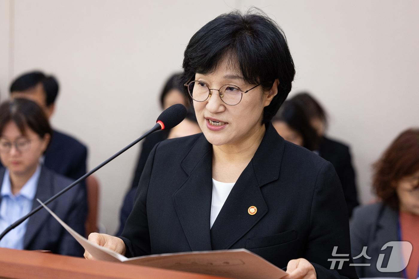 본문 이미지 - 원민경 성평등가족부 장관이 28일 서울 여의도 국회에서 열린 성평등가족위원회의 성평등가족부 등에 대한 국정감사에 출석해 인사말 및 업무보고를 하고 있다. 2026.10.28 ⓒ 뉴스1 유승관 기자