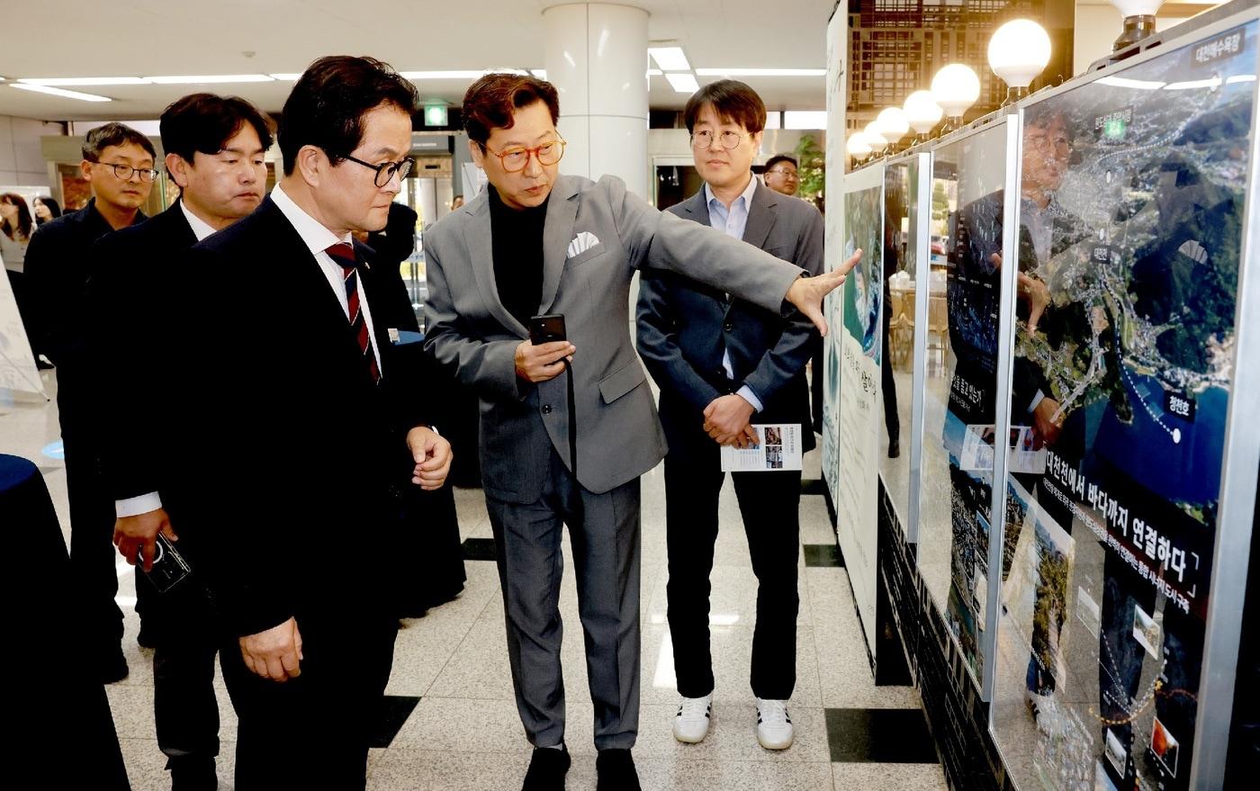 본문 이미지 -  엄승용 보령시장(왼쪽)이 '미래의 보령' 전시회를 살펴보고 있다.(시 제공. 재판매 및 DB 금지)/뉴스1