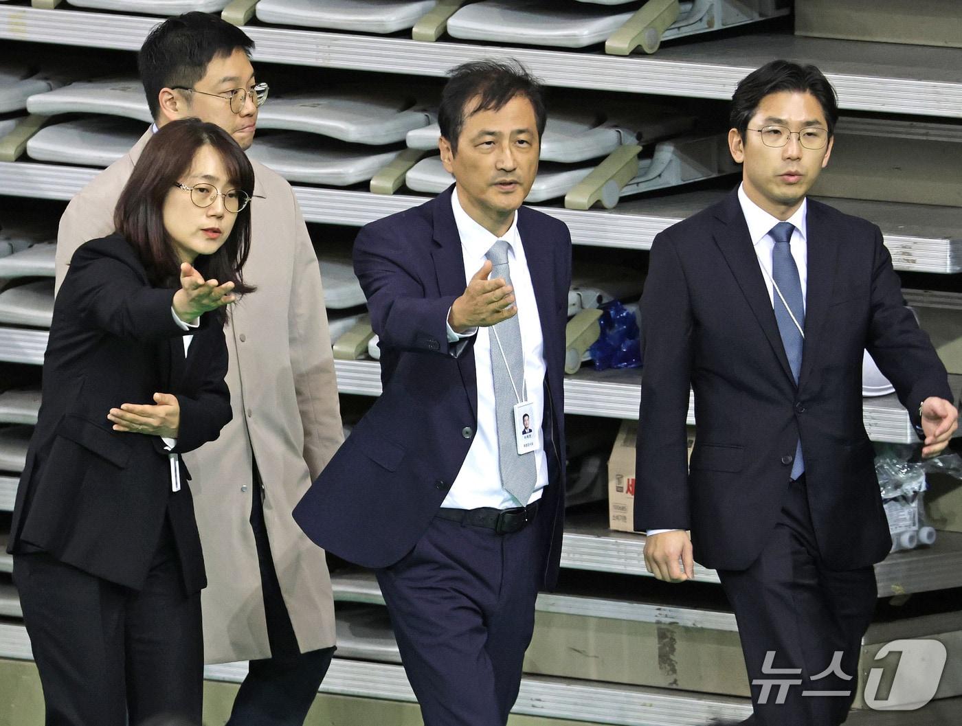 본문 이미지 - 이태한 선거관리위원회 특별검사가 28일 선관위 특검의 6·3 지방선거 투표용지 공개검증이 열리는 서울 송파구 올림픽공원 핸드볼경기장에 입장하고있다. 2026.10.28 ⓒ 뉴스1 사진공동취재단