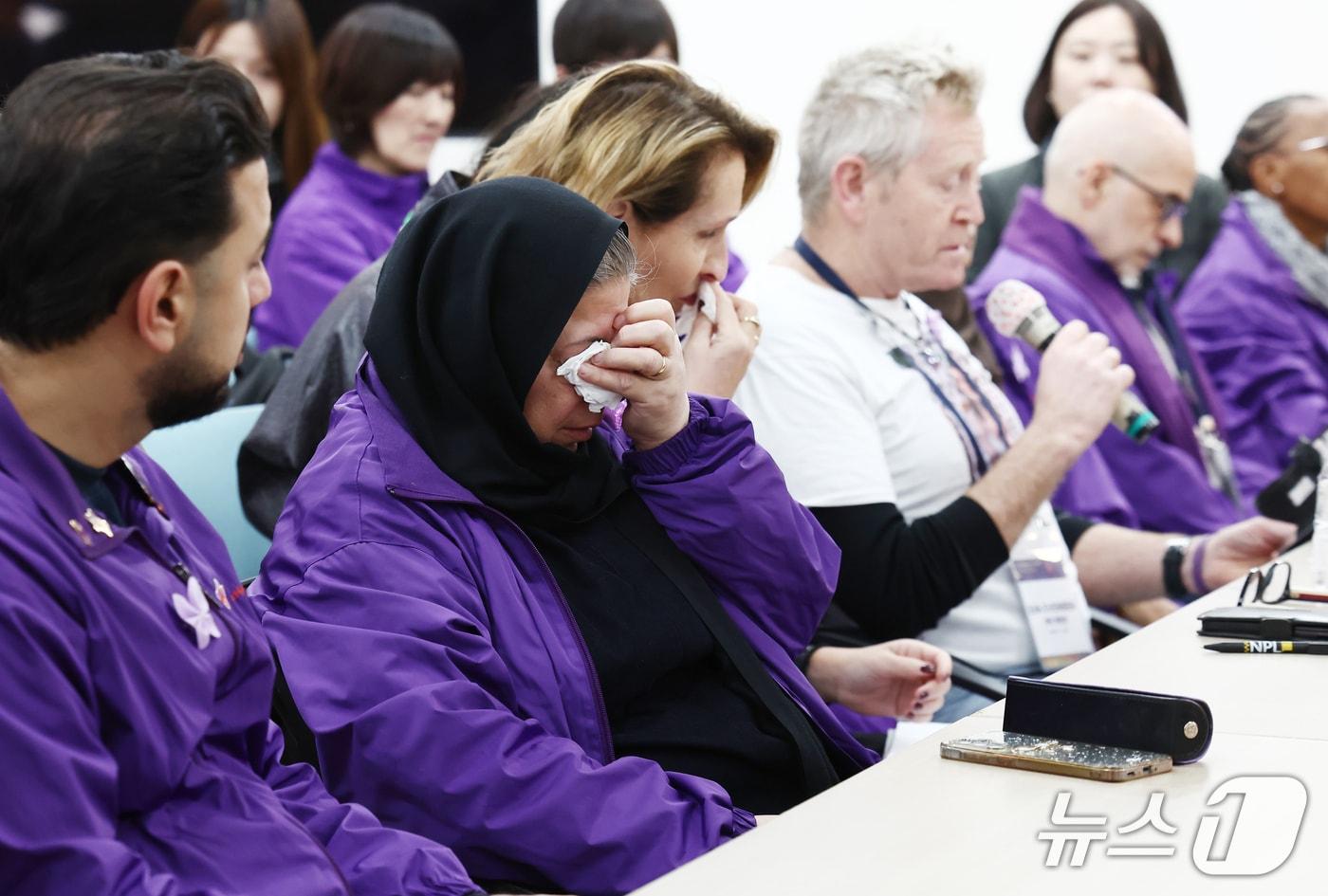 본문 이미지 - 10·29 이태원참사 4주기를 하루 앞둔 28일 오전 서울 종로구 별들의 집에서 열린 이태원참사 4주기 외국인 유가족 기자간담회에서 유가족들이 발언 도중 눈물을 흘리고 있다. 2026.10.28 ⓒ 뉴스1 김민지 기자