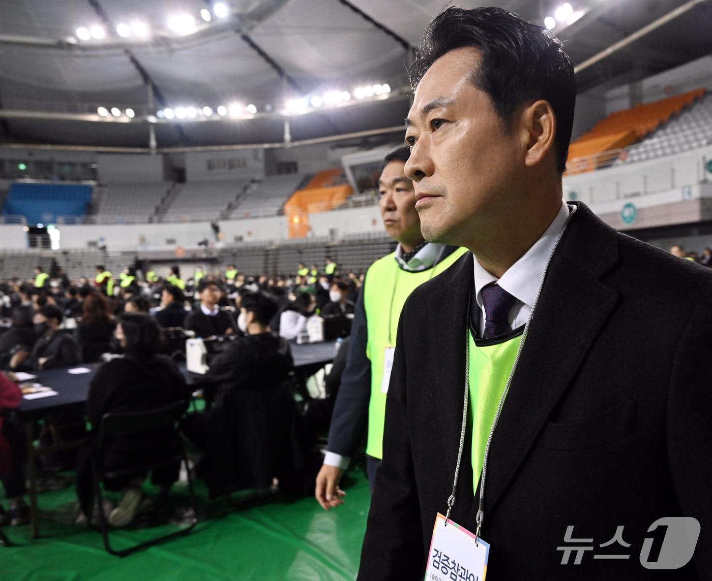본문 이미지 - 장동혁 국민의힘 대표와 국민의힘 검증참관인이 28일 오전 서울 송파구 올림픽공원 핸드볼경기장에서 열린 선거관리위원회 특검의 투표용지 현장 검증에서 이태한 선거관리위원회 특별검사와 대화를 나누기 위해 이동하고 있다. 2026.10.28 ⓒ 뉴스1 사진공동취재단