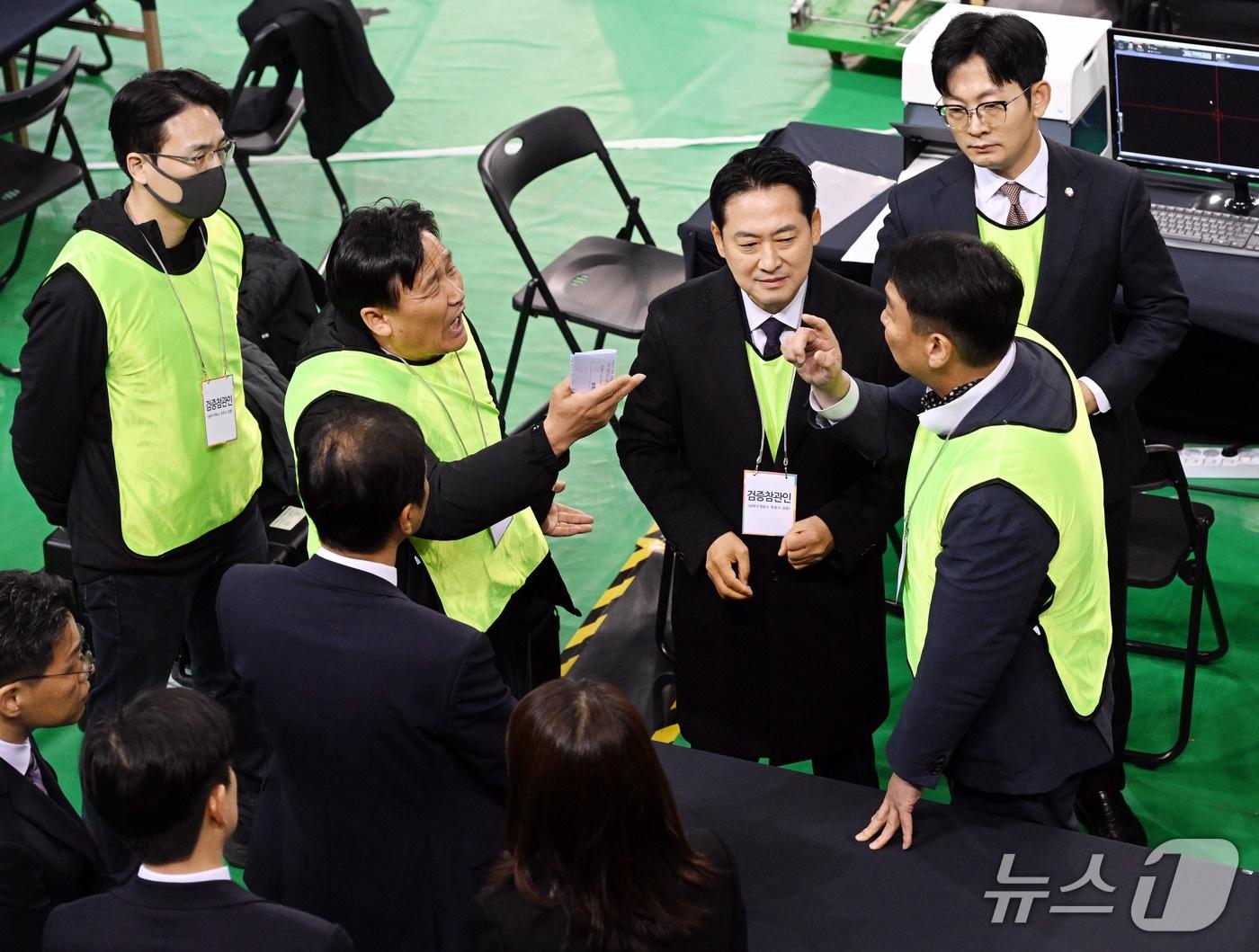 본문 이미지 - 28일 6·3 지방선거 투표용지 공개검증이 열리는 서울 송파구 올림픽공원 핸드볼경기장에서 검증 참관인으로 참석한 장동혁 국민의힘 대표가 참관 현장의 촬영 불가 방침을 두고 이태한 특별검사와 대화를 나누고 있다. 2026.10.28 ⓒ 뉴스1 사진공동취재단
