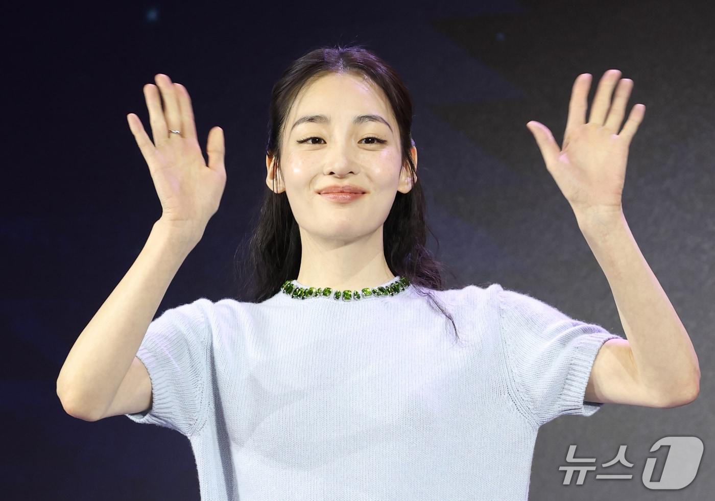 본문 이미지 - 배우 김민하가 28일 서울 영등포구 페어몬트 앰배서더 서울에서 열린 넷플릭스 시리즈 '꿀알바' 제작발표회에 참석해 인사를 하고 있다. '꿀알바'는 시급 50배부터 시작하는 ‘꿀알바’ 만을 소개하는 수상한 인력사무소를 배경으로, 청년 혁준(이재욱 분)이 악몽 같은 노동 현장에 투입되면서 펼쳐지는 생계형 밥벌이 호러 시리즈다. 2026.10.28 ⓒ 뉴스1 권현진 기자
