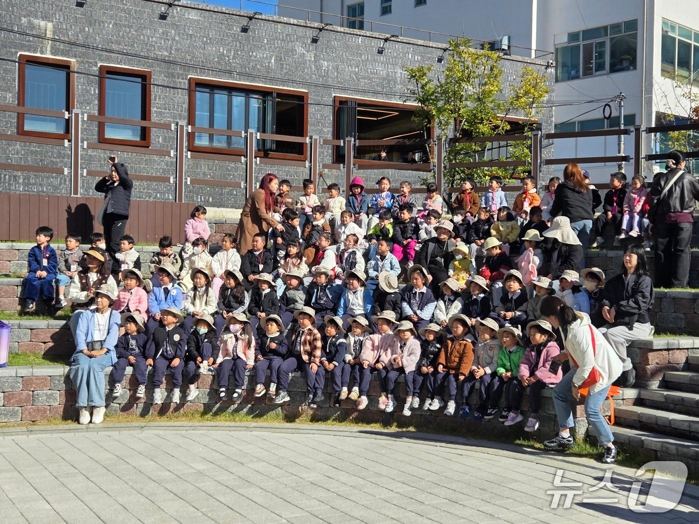 본문 이미지 - 속초시 어린이집 아동 위한 선셋시네마 특별 영화관람.(속초시 제공. 재판매 및 DB 금지) 2026.10.28/뉴스1