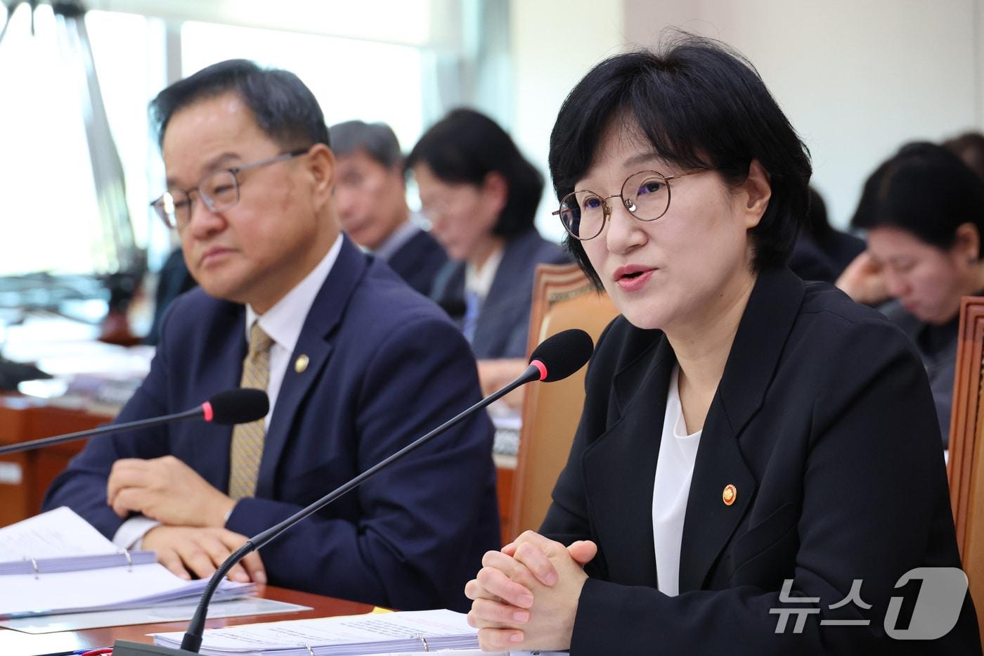본문 이미지 - 원민경 성평등가족부 장관이 28일 서울 여의도 국회에서 열린 성평등가족위원회의 성평등가족부 등에 대한 국정감사에서 의원 질의에 답변하고 있다. 2026.10.28 ⓒ 뉴스1 신웅수 기자