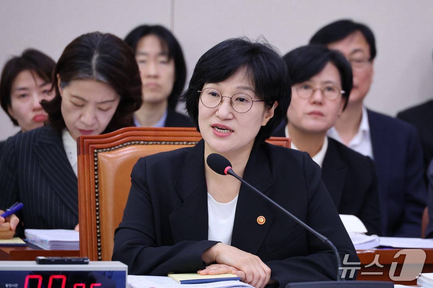 본문 이미지 - 원민경 성평등가족부 장관이 28일 서울 여의도 국회에서 열린 성평등가족위원회의 성평등가족부 등에 대한 국정감사에서 의원 질의에 답변하고 있다. 2026.10.28 ⓒ 뉴스1 신웅수 기자