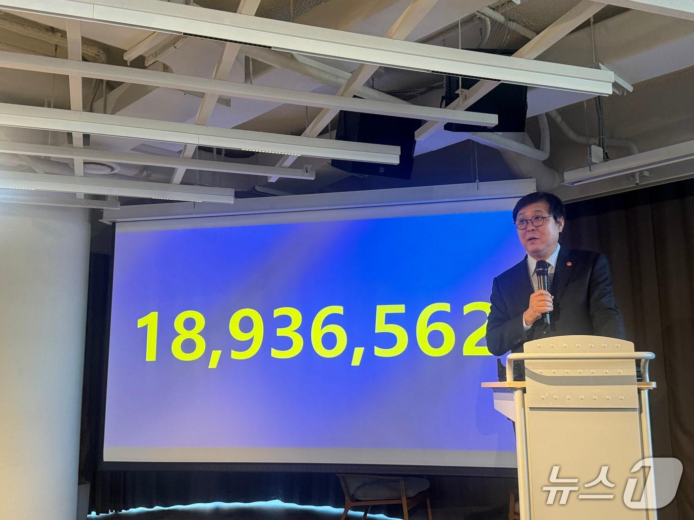 본문 이미지 - 최휘영 문화체육관광부 장관이 28일 오전 서울 종로구 아트코리아랩에서 열린 관광 분야 기자간담회에서 2026년 관광정책 성과와 2027년 중점 추진 방향을 발표하고 있다. ⓒ 뉴스1 윤슬빈 관광전문기자