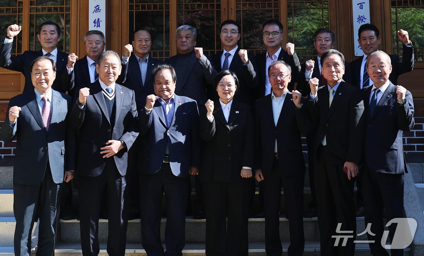 본문 이미지 - 한성숙 국무총리가 28일 서울 종로구 국무총리 서울공관에서 열린 전국상인연합회 오찬간담회에서 이충환 전국상인연합회장을 비롯한 참석자들과 기념촬영을 하고 있다. 2026.10.28 ⓒ 뉴스1 오대일 기자